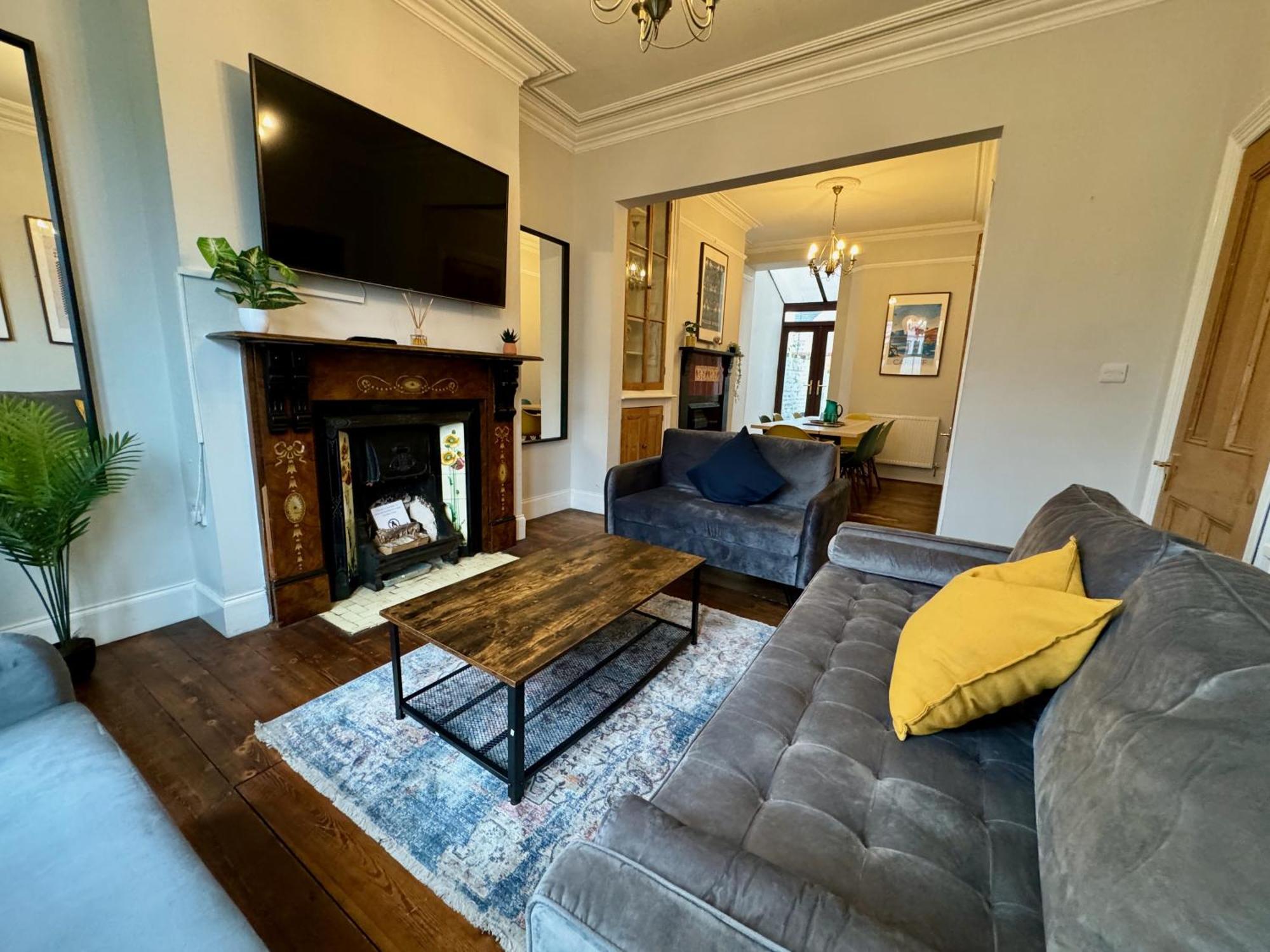 Large Citycentre Townhouse & Hot Tub, Pool Table And Offroad Parking Cardiff Zewnętrze zdjęcie
