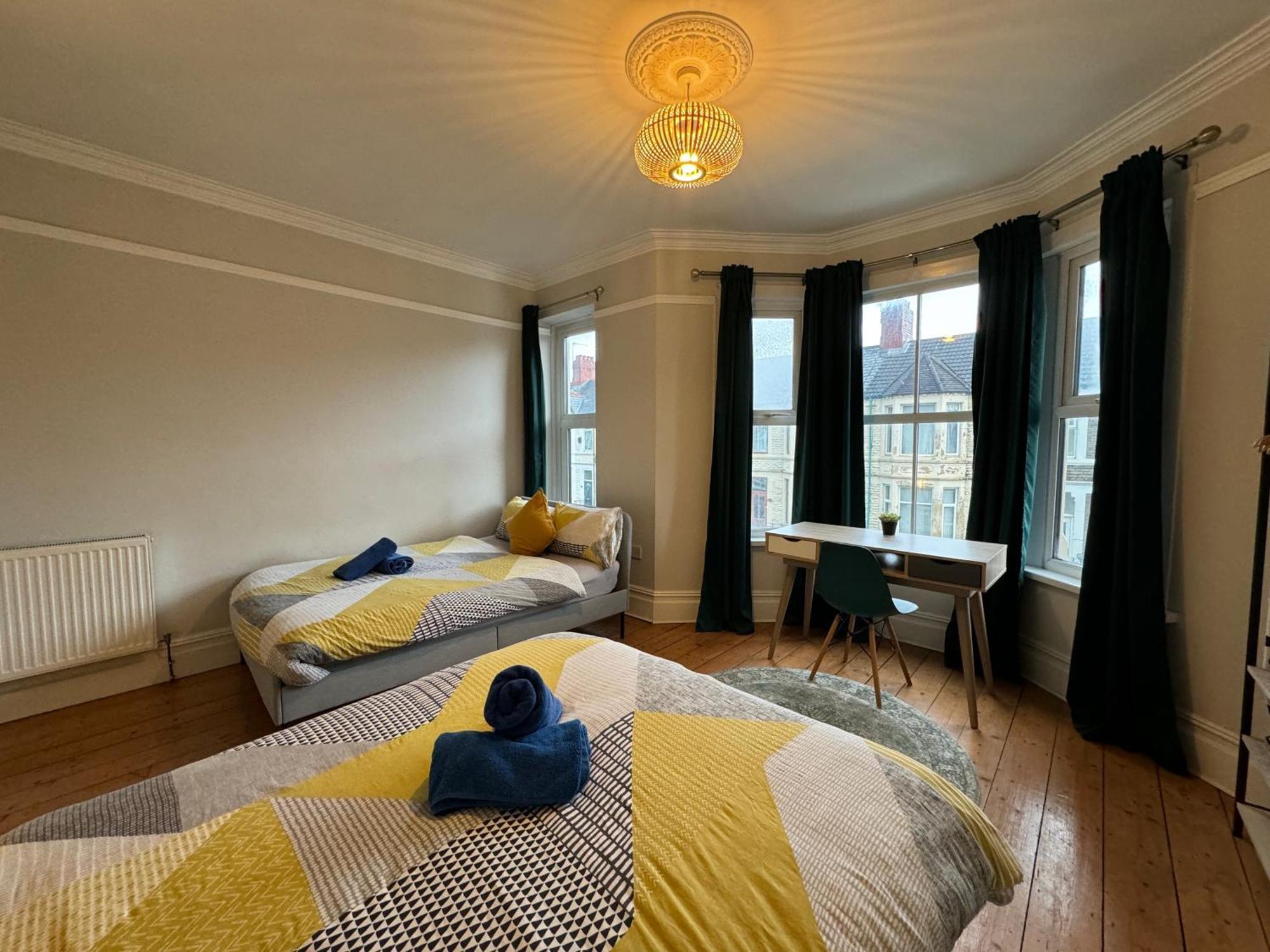 Large Citycentre Townhouse & Hot Tub, Pool Table And Offroad Parking Cardiff Zewnętrze zdjęcie