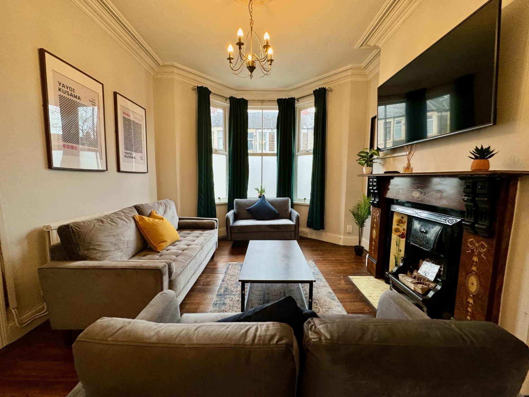Large Citycentre Townhouse & Hot Tub, Pool Table And Offroad Parking Cardiff Zewnętrze zdjęcie