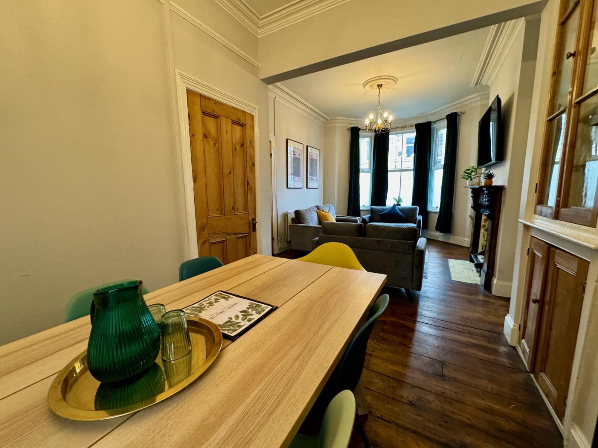 Large Citycentre Townhouse & Hot Tub, Pool Table And Offroad Parking Cardiff Zewnętrze zdjęcie