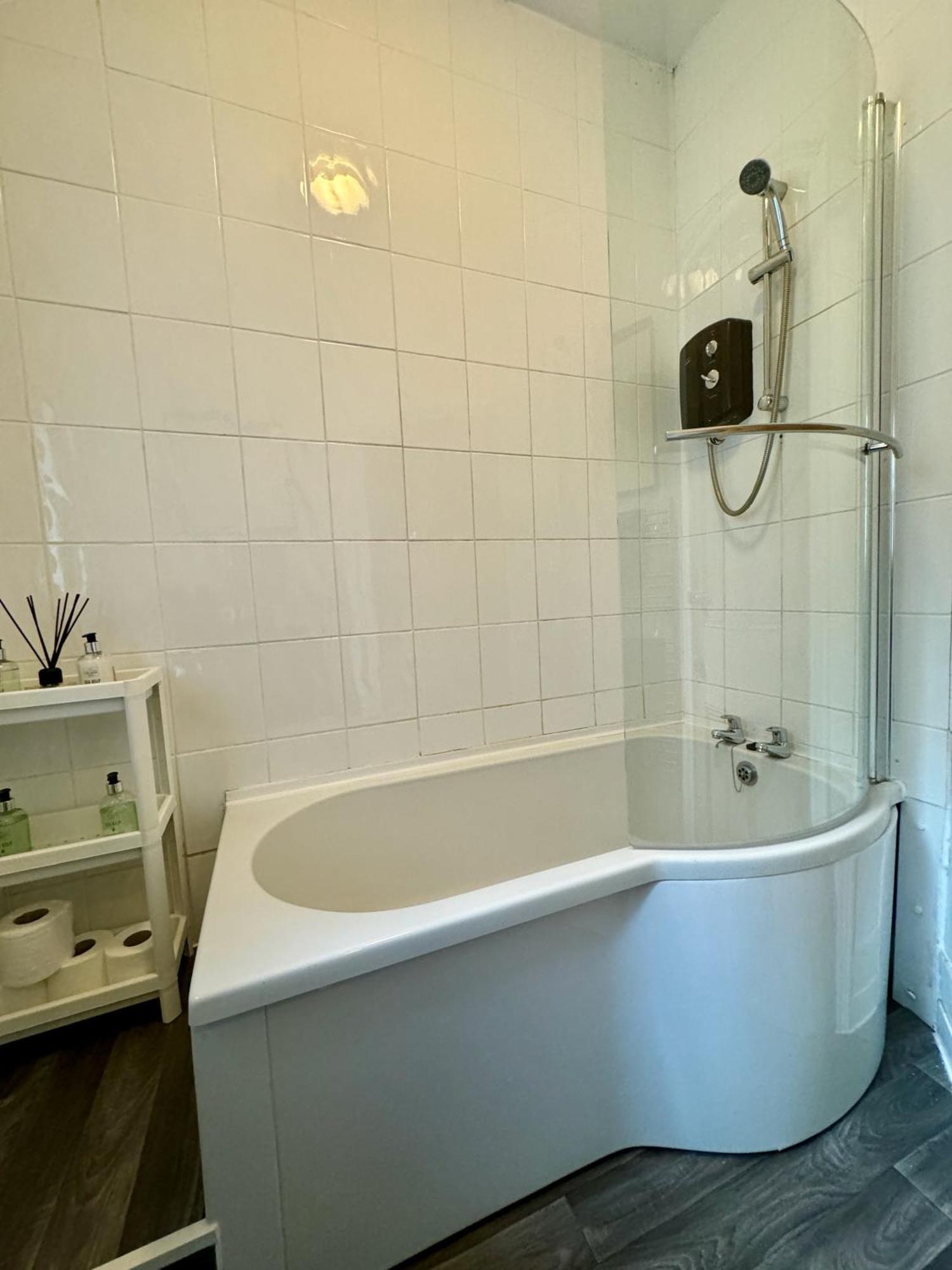 Large Citycentre Townhouse & Hot Tub, Pool Table And Offroad Parking Cardiff Zewnętrze zdjęcie