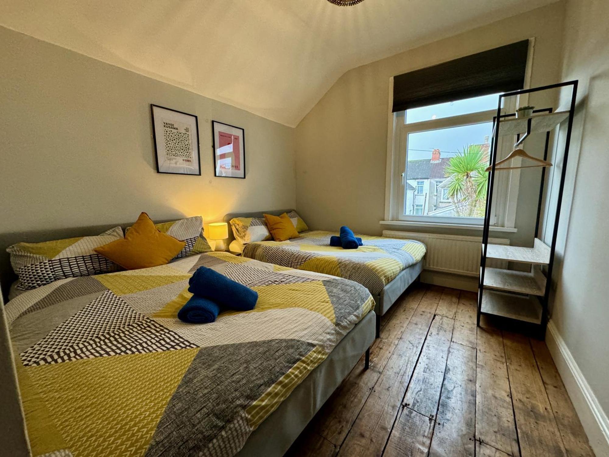 Large Citycentre Townhouse & Hot Tub, Pool Table And Offroad Parking Cardiff Zewnętrze zdjęcie