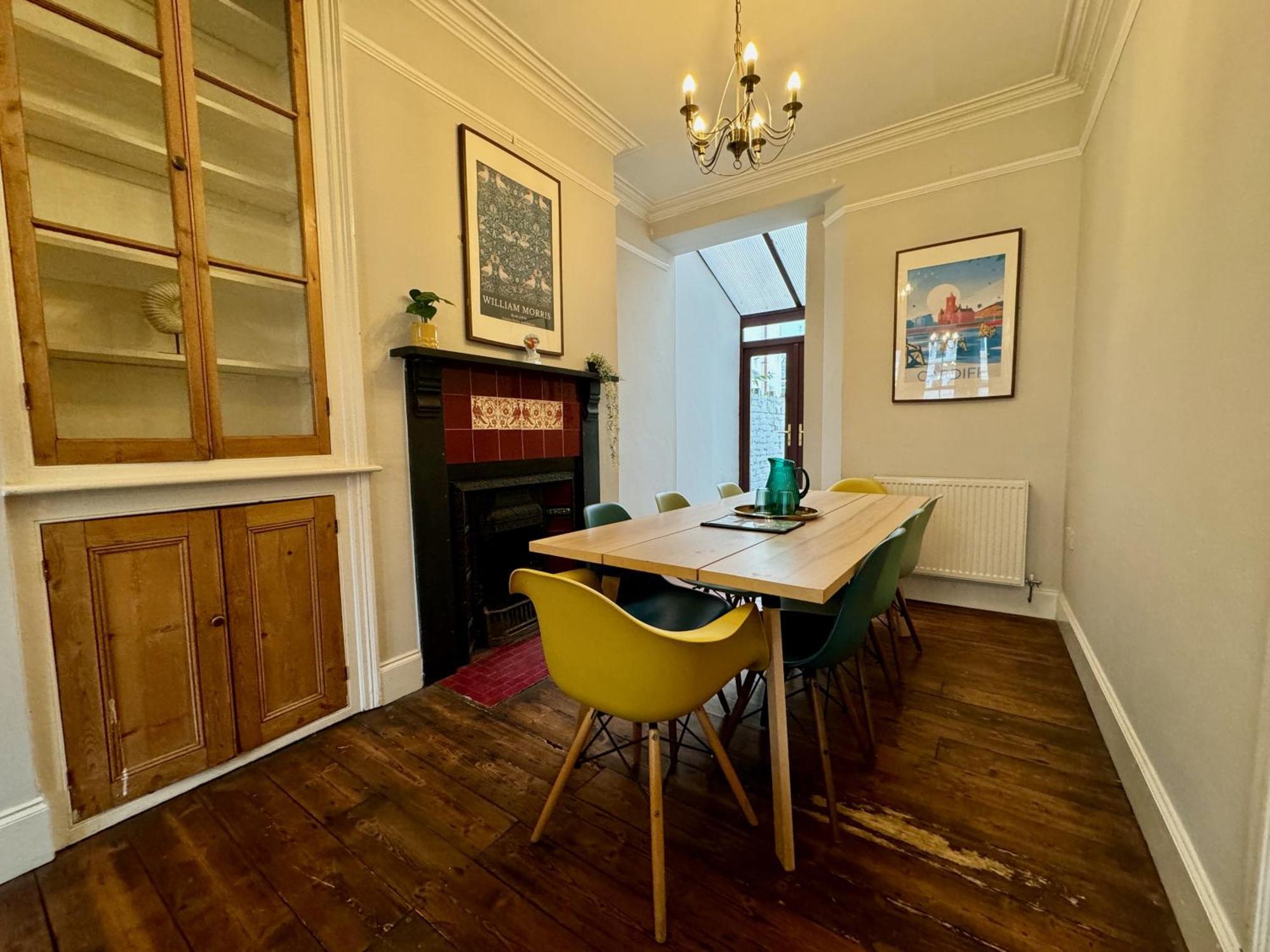 Large Citycentre Townhouse & Hot Tub, Pool Table And Offroad Parking Cardiff Zewnętrze zdjęcie
