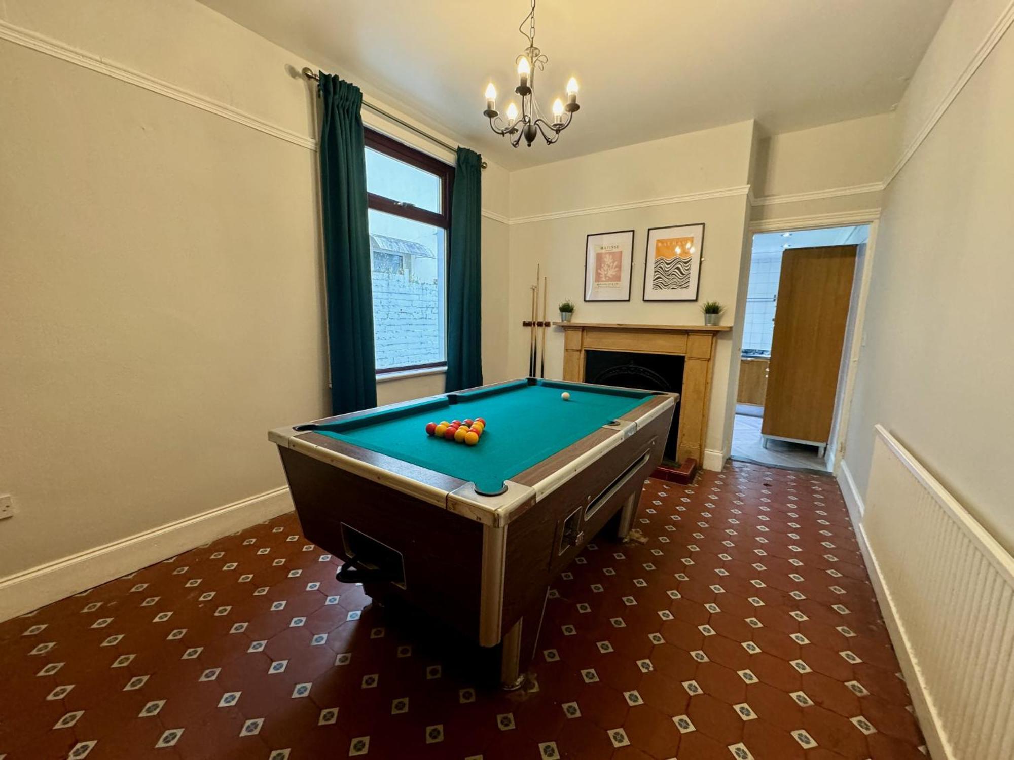Large Citycentre Townhouse & Hot Tub, Pool Table And Offroad Parking Cardiff Zewnętrze zdjęcie