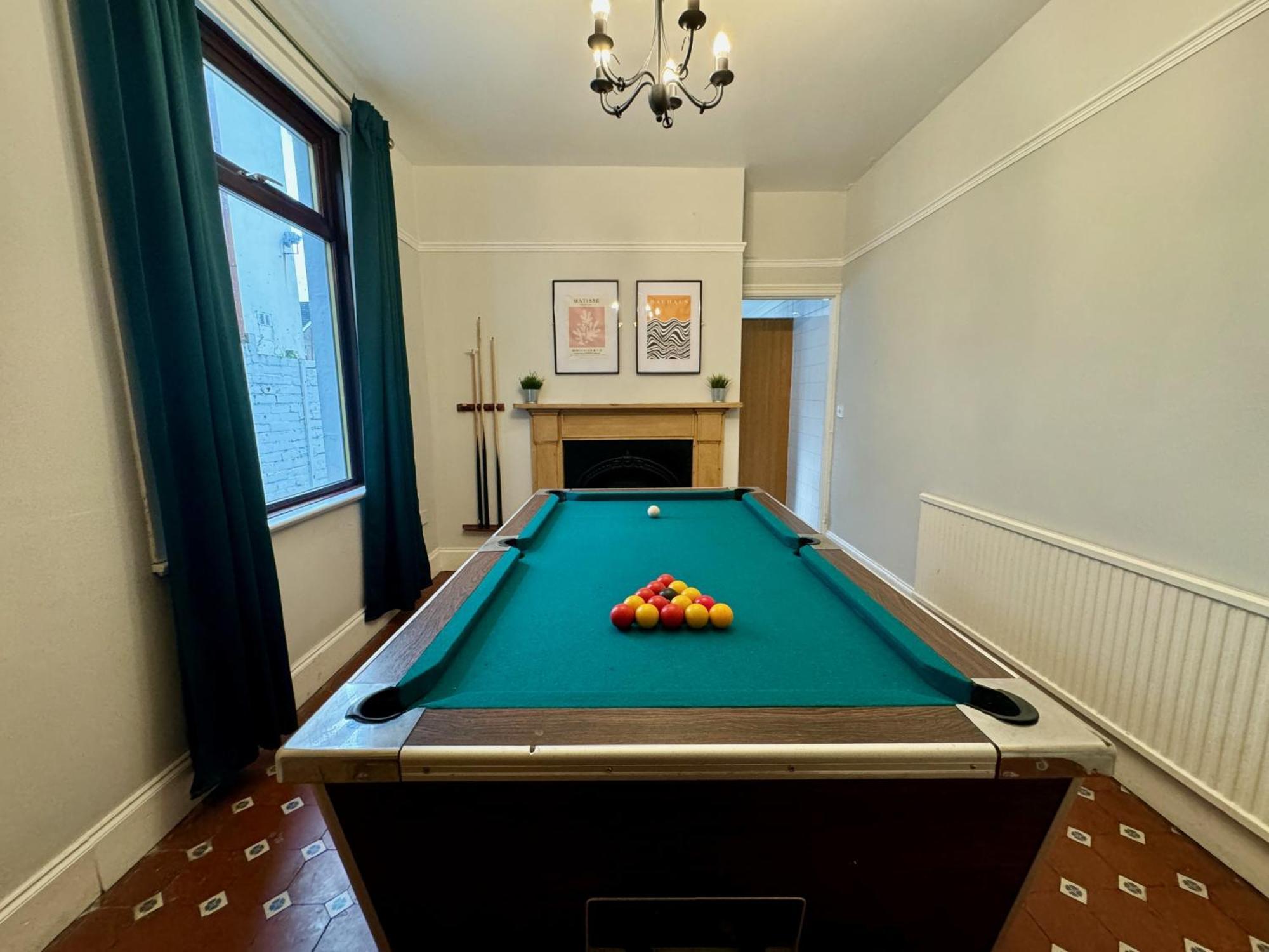 Large Citycentre Townhouse & Hot Tub, Pool Table And Offroad Parking Cardiff Zewnętrze zdjęcie