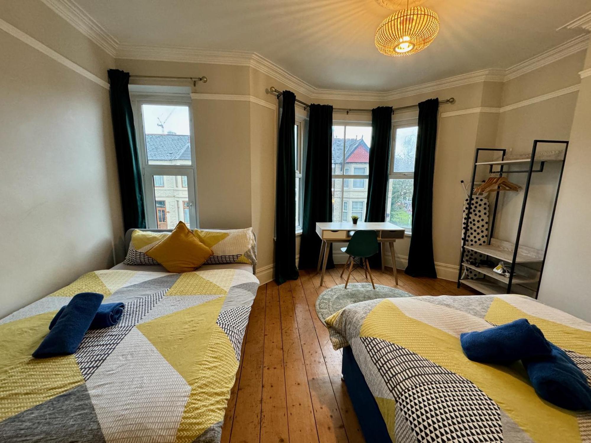 Large Citycentre Townhouse & Hot Tub, Pool Table And Offroad Parking Cardiff Zewnętrze zdjęcie