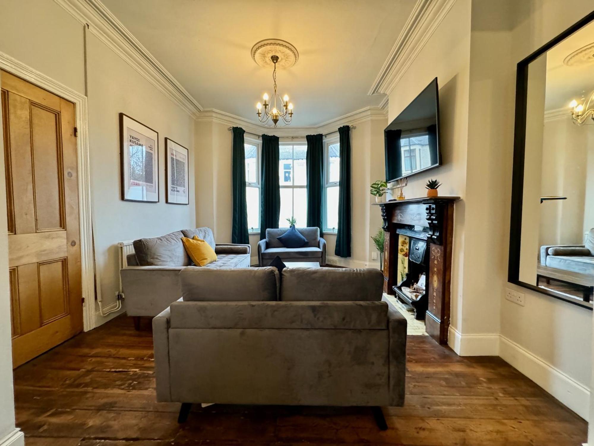 Large Citycentre Townhouse & Hot Tub, Pool Table And Offroad Parking Cardiff Zewnętrze zdjęcie